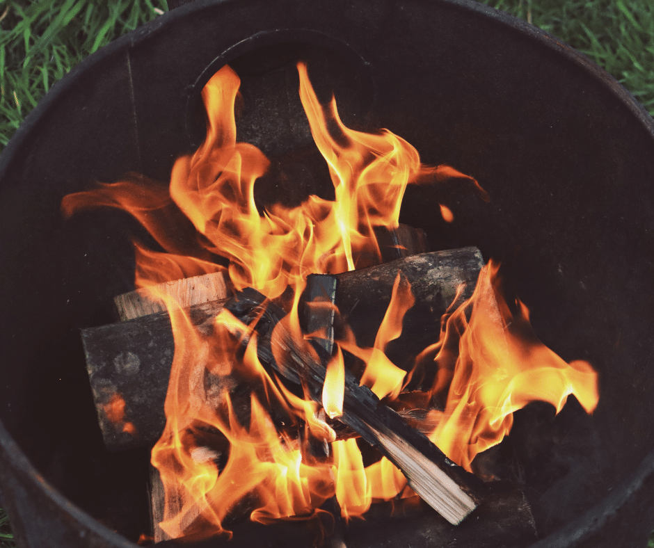 Flammes dansantes dans la cuisinière extérieure du VUUR LAB.