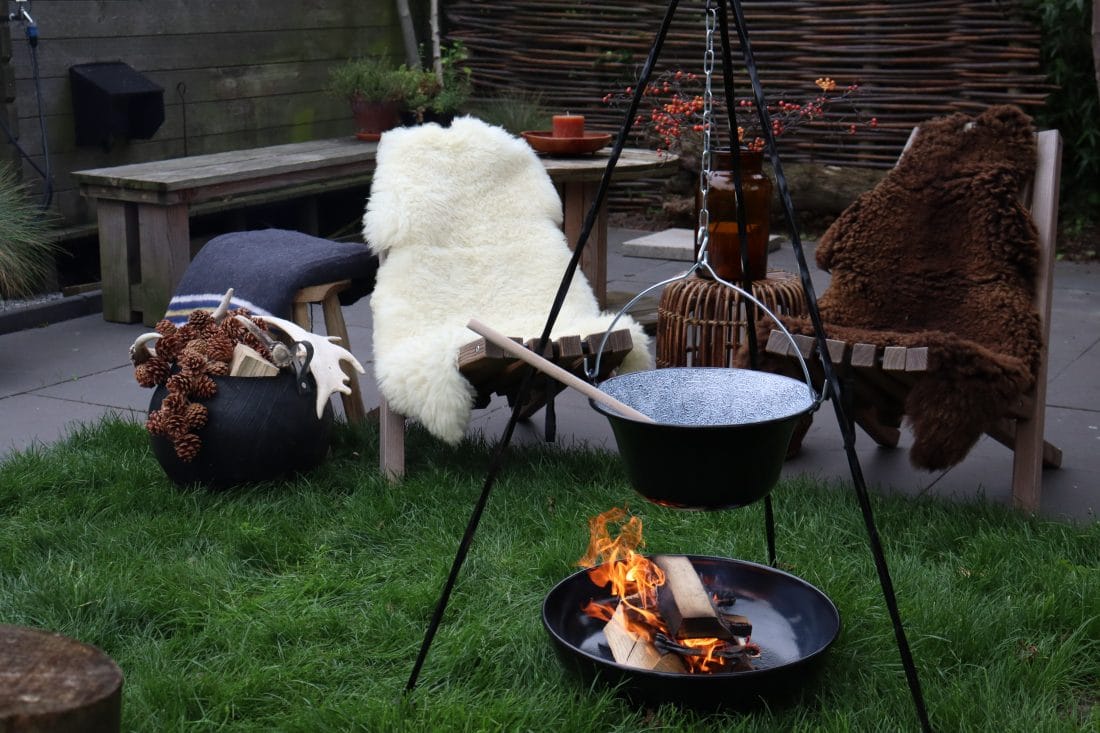 Cocinar al aire libre sobre un fuego crepitante