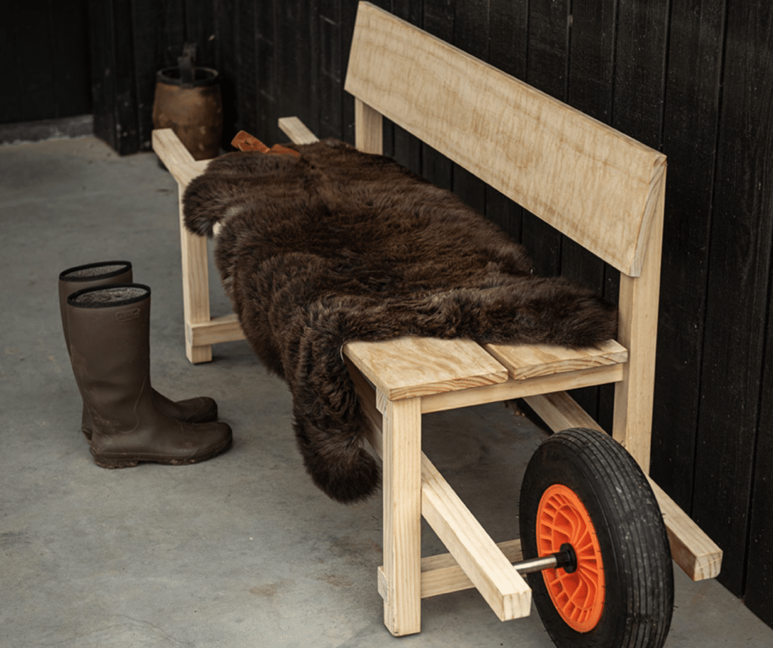 Wheelbench met mooie bruine schapenvacht Weltevree