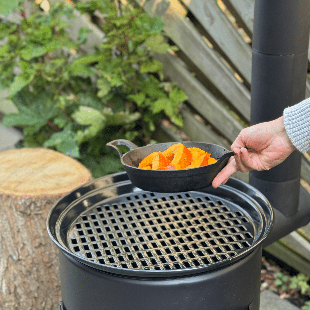 BBQ-spis för utomhusbruk med grillgaller och gjutjärnspanna med pumpa