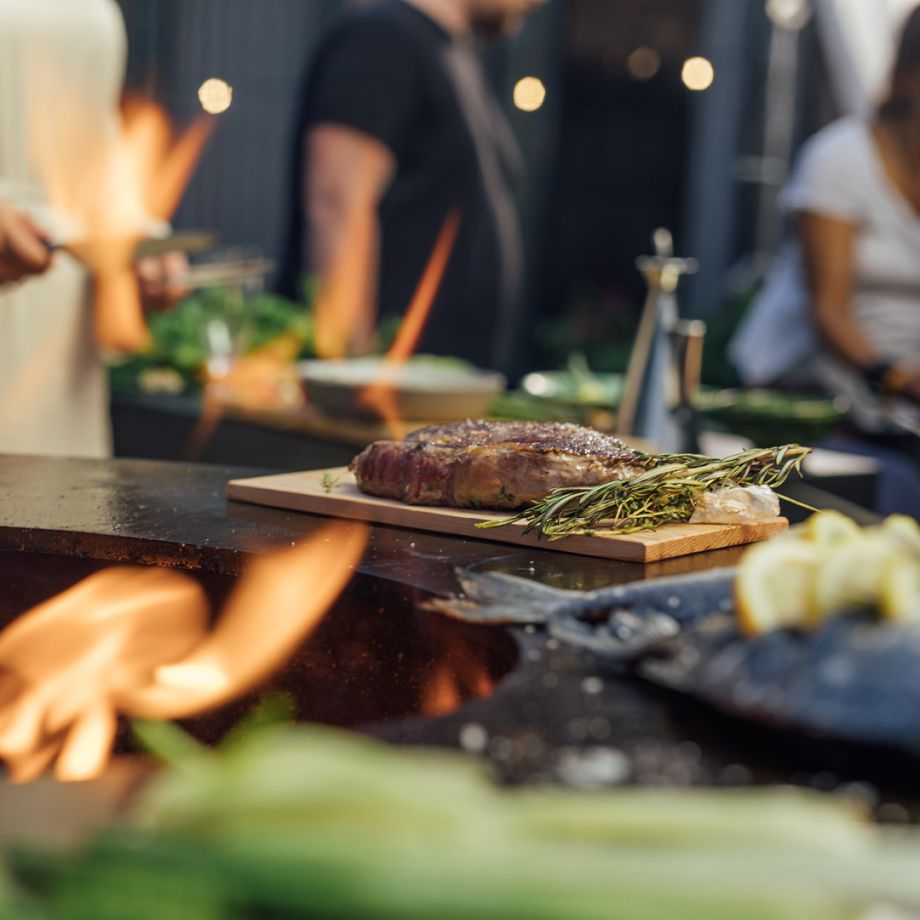 Auf dem OFYR kann man auch sehr gut auf einer Planke grillen Auf dem OFYR kann man auch sehr gut auf einer Planke grillen