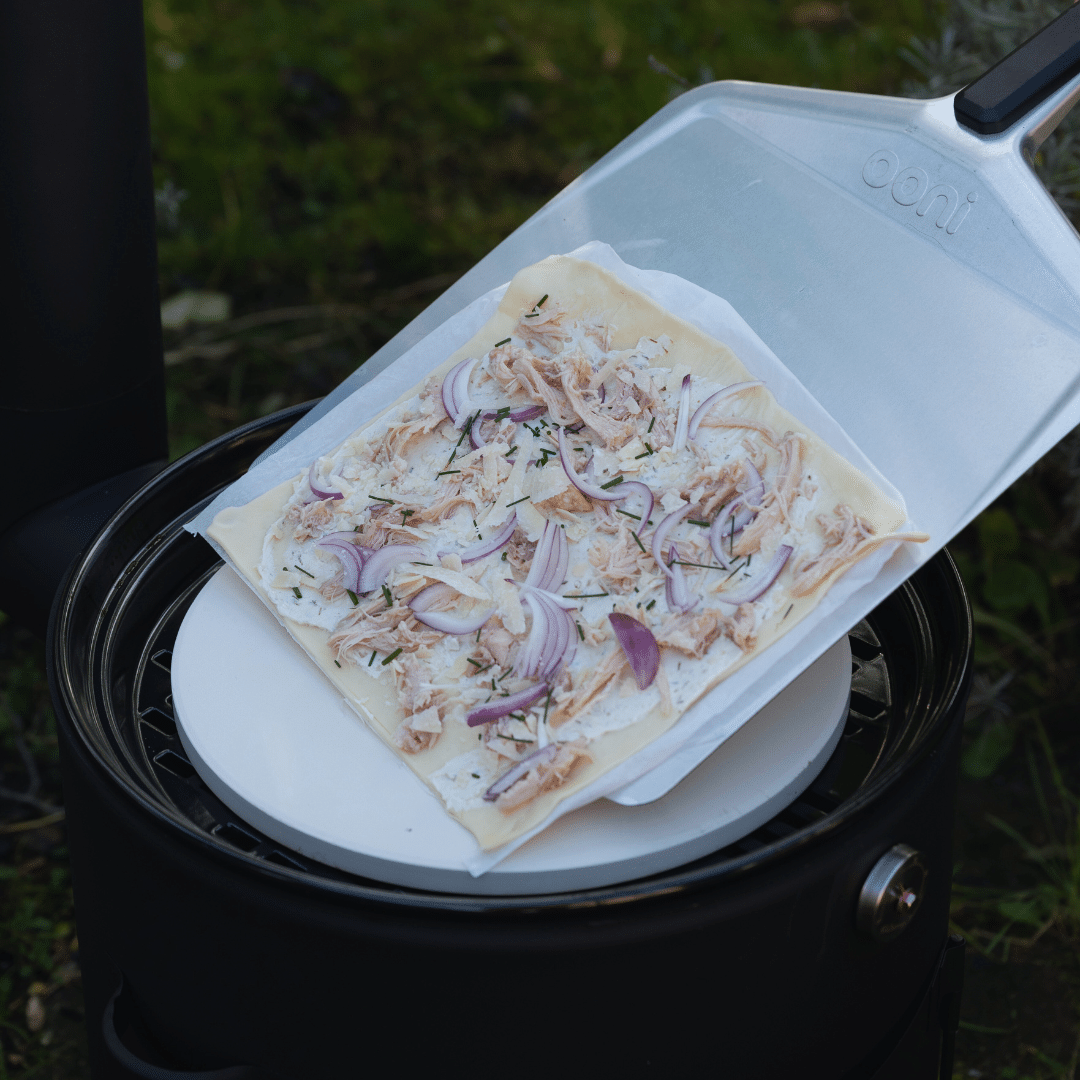 Lägg Flammkuchen på pizzastenen
