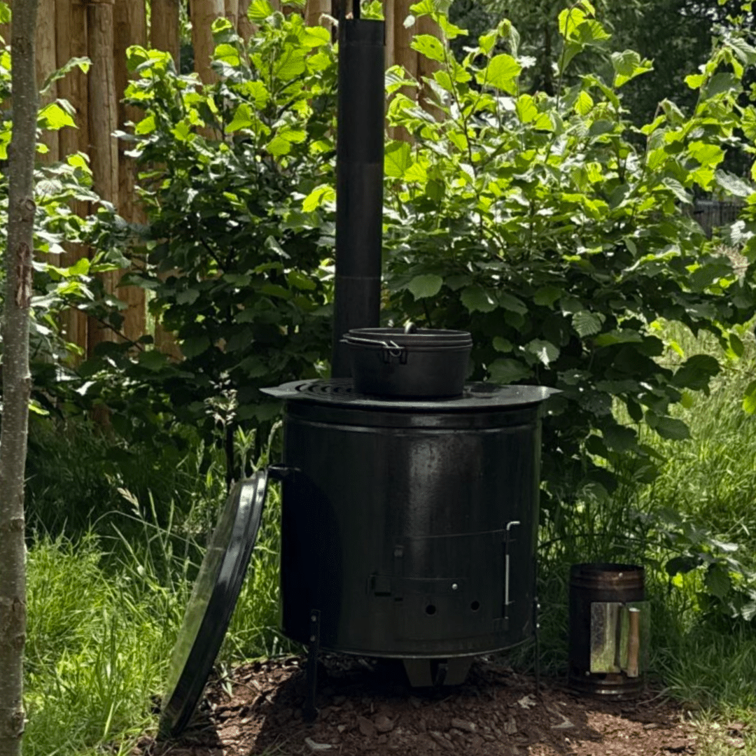 Sfeerbeeld BBQ buiten kookkachel XL met plancha