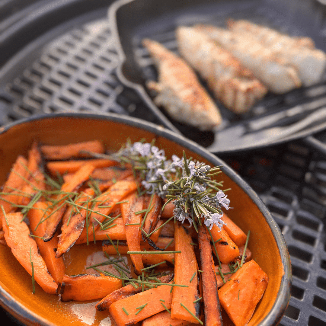 Grillrooster met cast iron pannen