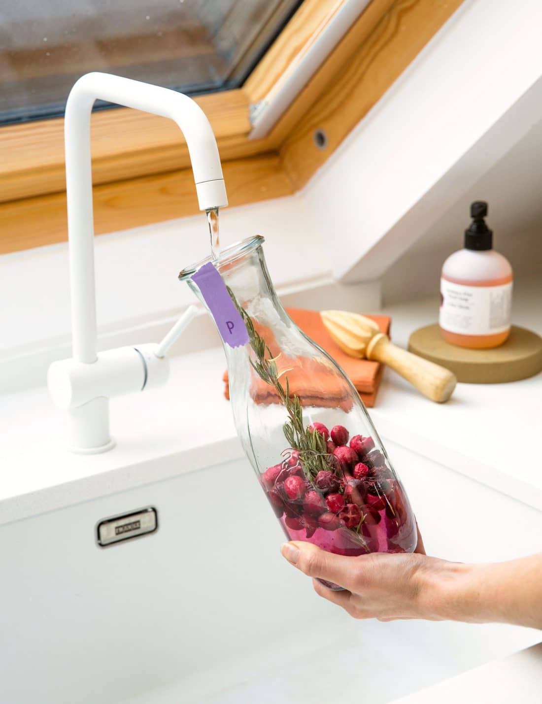 Eau de table cerise canneberge romarin