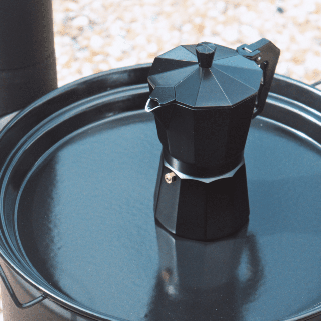 Préparez vous-même le café le plus savoureux avec le percolateur sur la plaque de cuisson