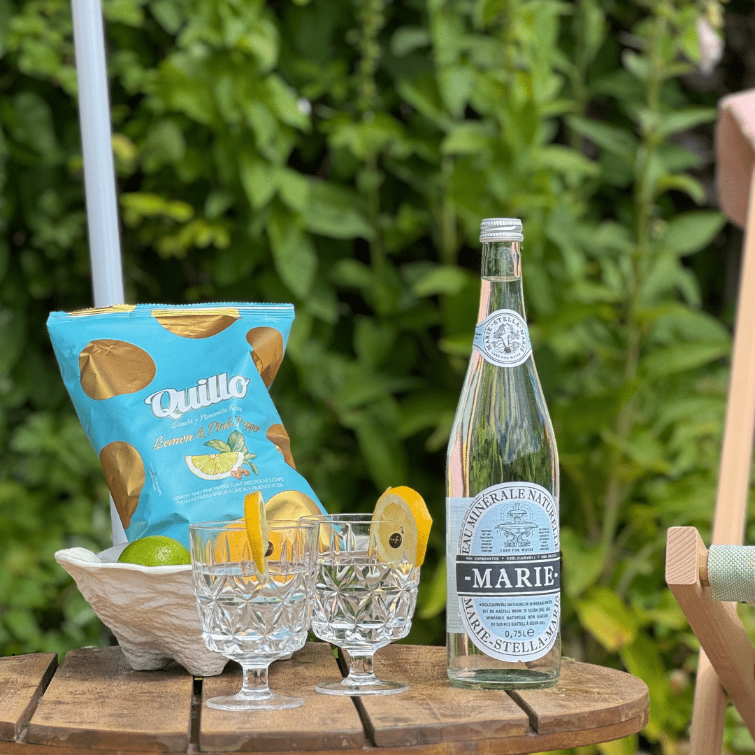 Heerlijke chipjes van Quillo en een drankje in de lage picnic glazen
