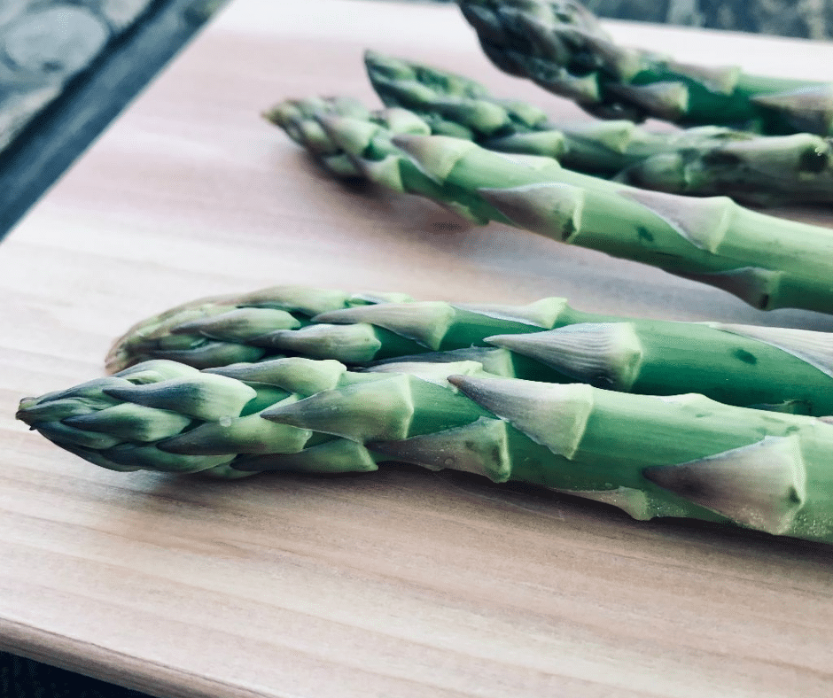Grüner Spargel auf dem Zedernholz-Räucherbrett