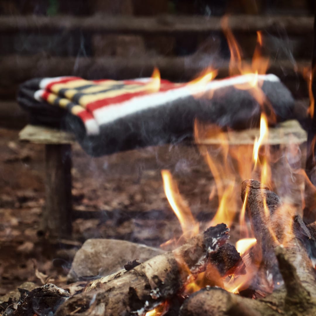 Tough blanket for the campfire red/yellow/white