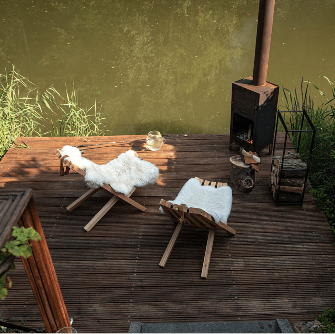 Waar ga jij relaxen in deze lekkere tuinstoelen met schapenvachten?