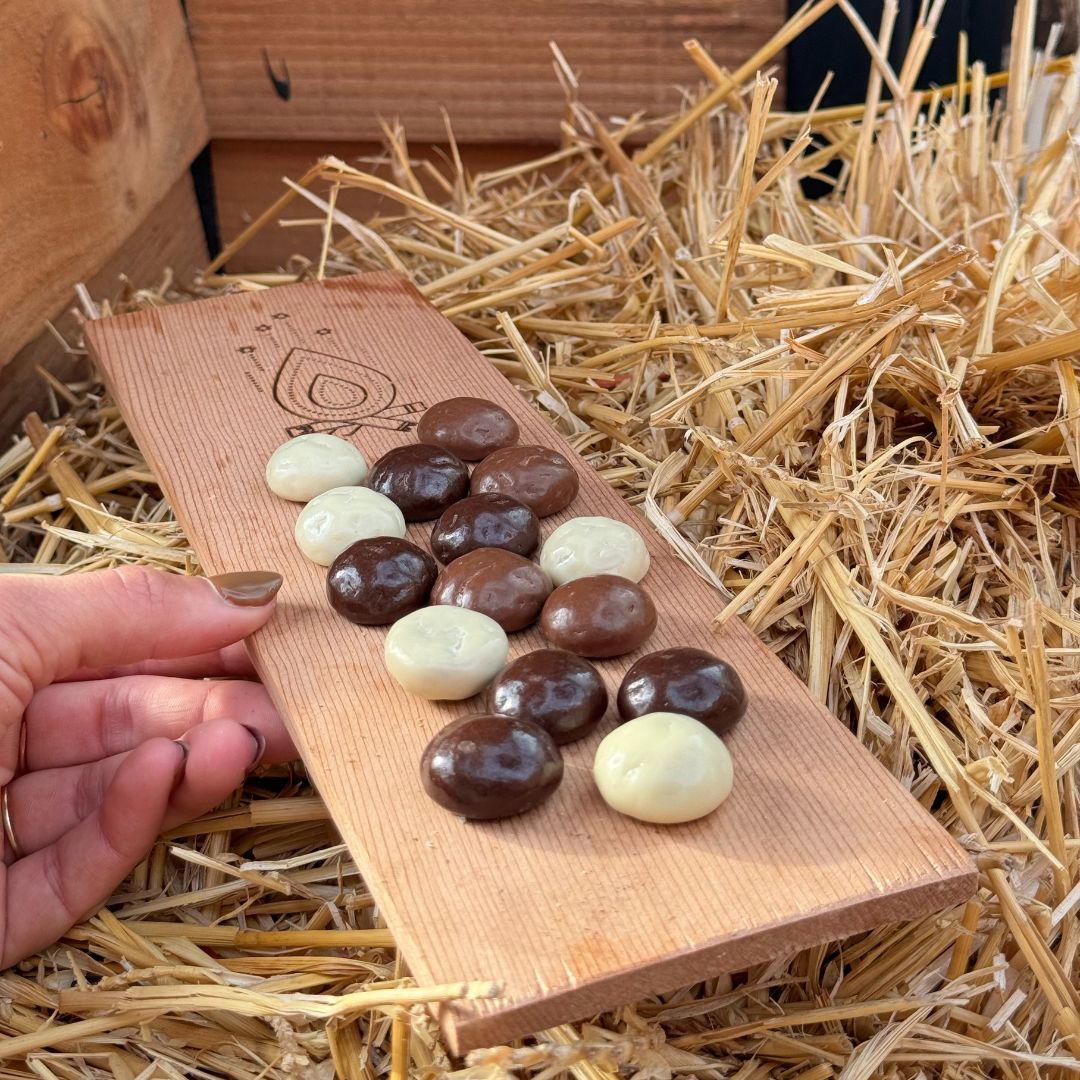 Coloca los granos de pimienta en tablas humeantes para darle un toque divertido a San Nicolás.