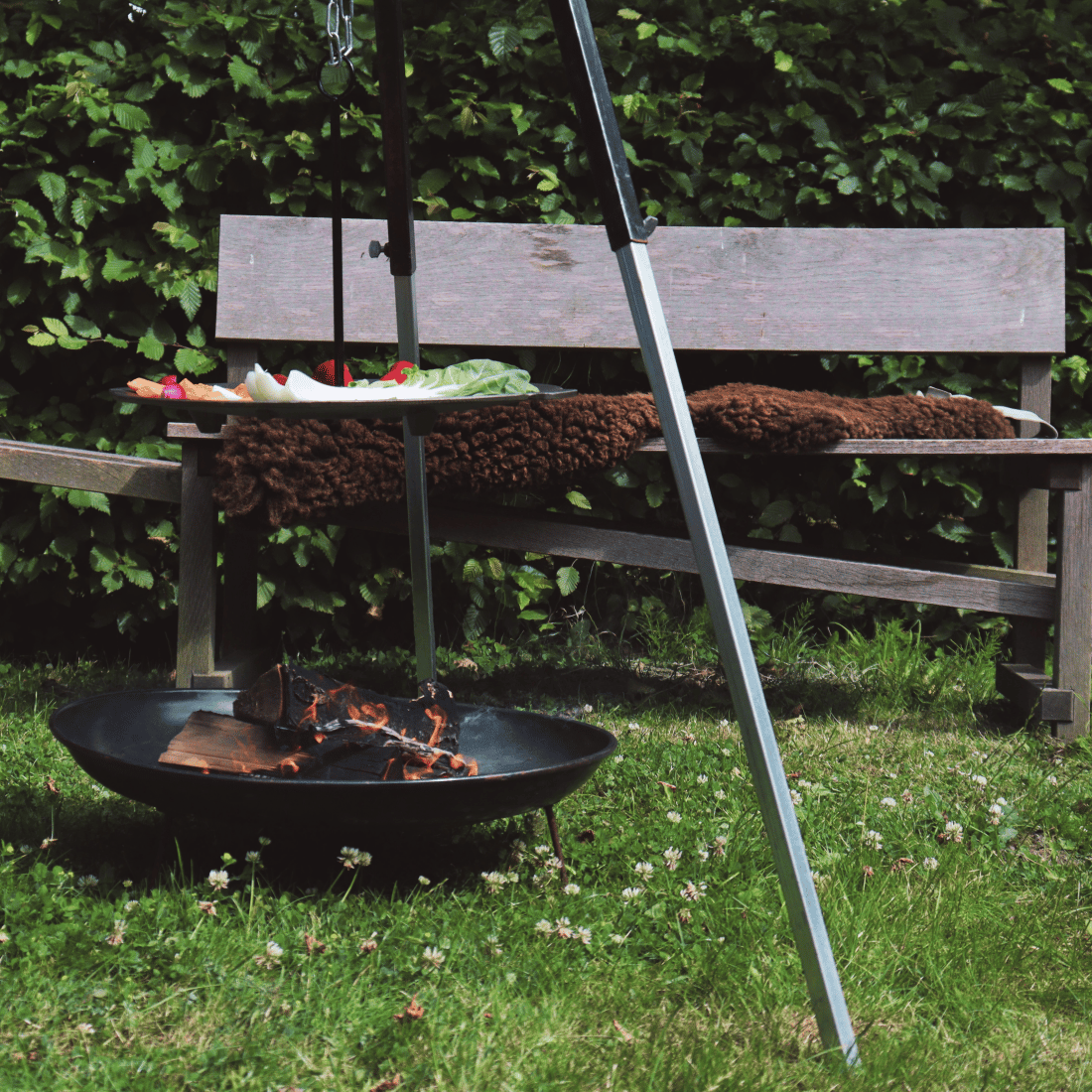 Suspended baking tray and grill in one