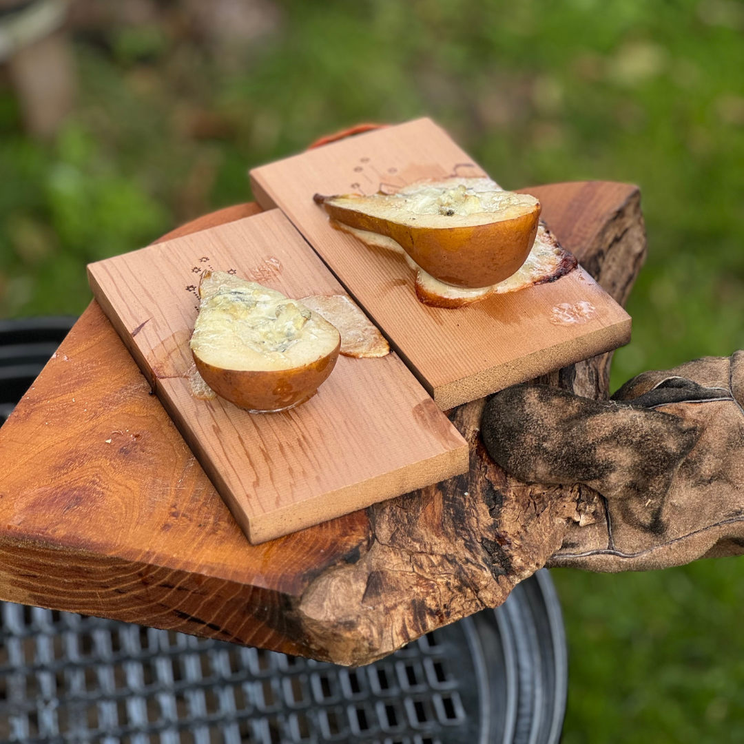 tablas humeantes de tapas con pera tibia y gorgonzola fundido