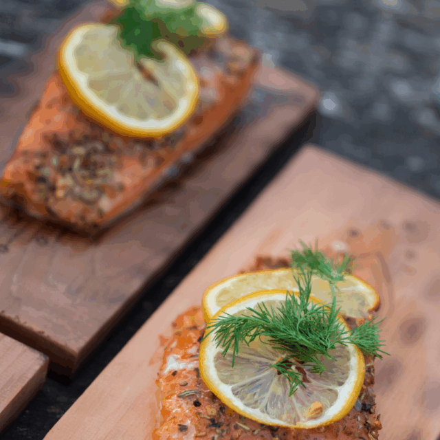 Tapas rookplankje van cederhout met zalm, citroen en dille