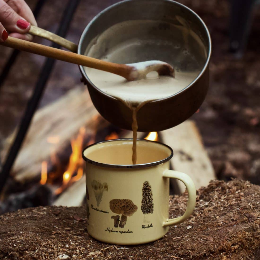 Geniet van een heerlijke kop koffie bij het kampvuur uit onze emaille paddenstoelen mok het VUUR LAB. Autumn Vibe Event Geniet van een heerlijke kop koffie bij het kampvuur uit onze emaille paddenstoelen mok het VUUR LAB. Autumn Vibe Event