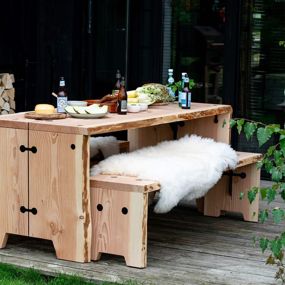Forestry bank en tafel met schapenvacht