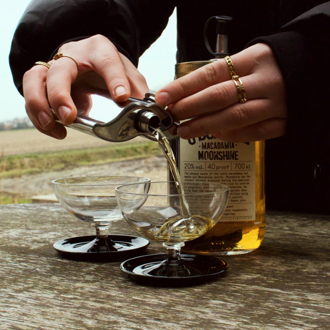 verser des boissons dans des verres à partir d'une gourde