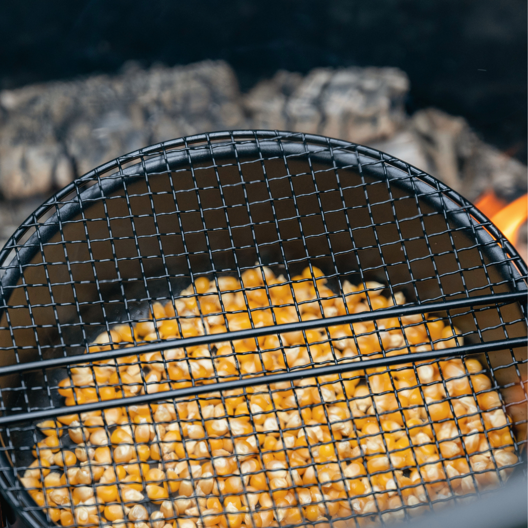 Popcorn maken in popcorn pan VUUR LAB.®.XL BBQ Buiten kookkachel