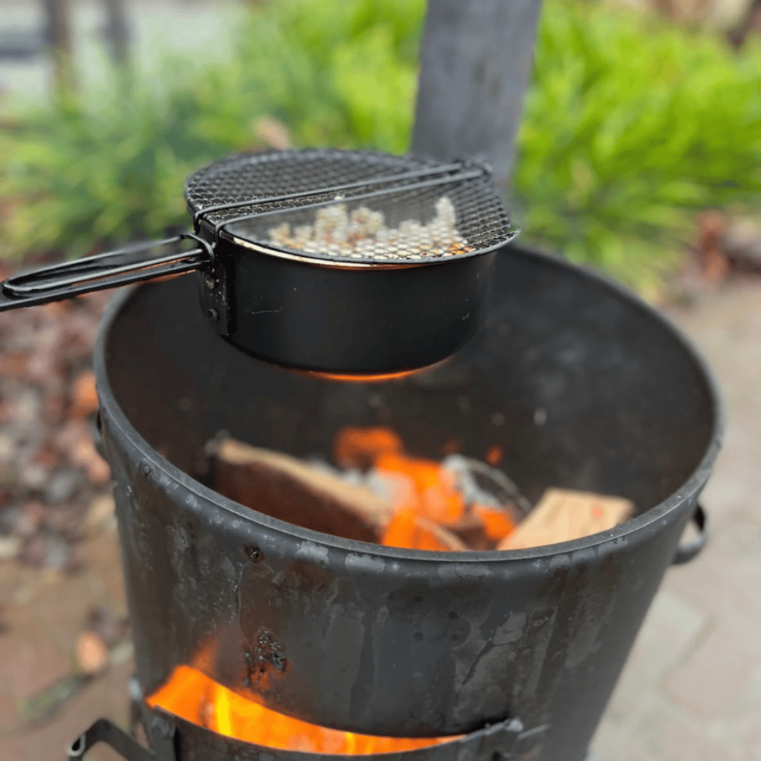 Make your own sweet or salty popcorn in the popcorn pan!