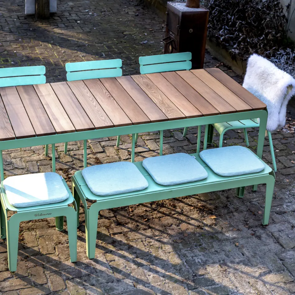 gebogener tisch holz lifestyle foto gebogener tisch holz lifestyle foto