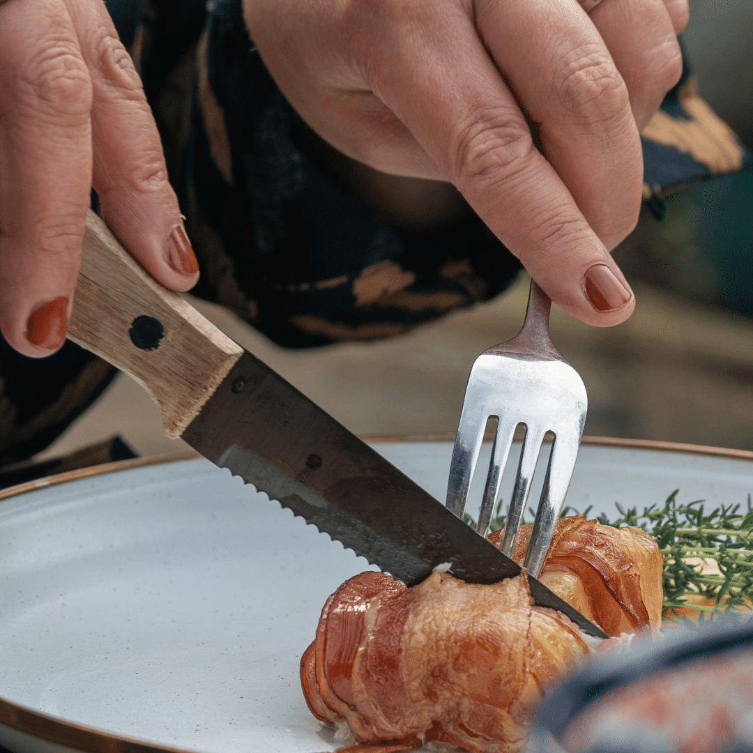 Tasty food kabeljauwhaasje van de rookplank op emaille bord Barebones