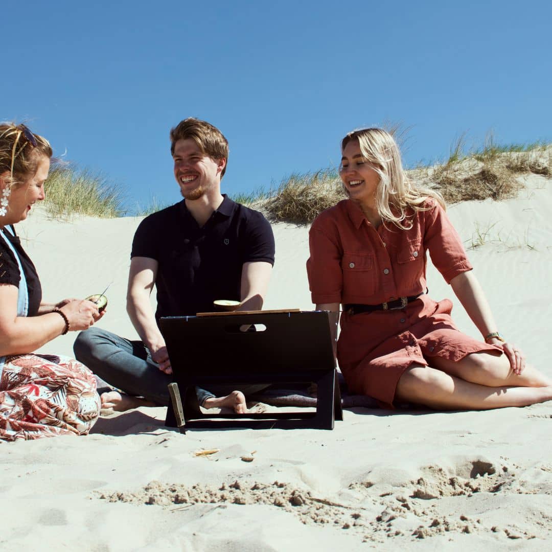 Gezellig samen genieten van een buiten BBQ op het strand.