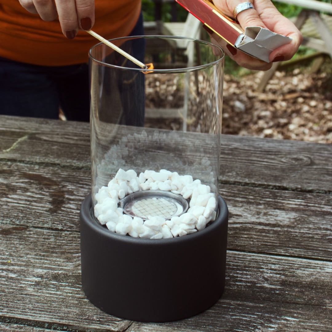 Anzünden eines Bioethanol-Kamins von Esschert Design