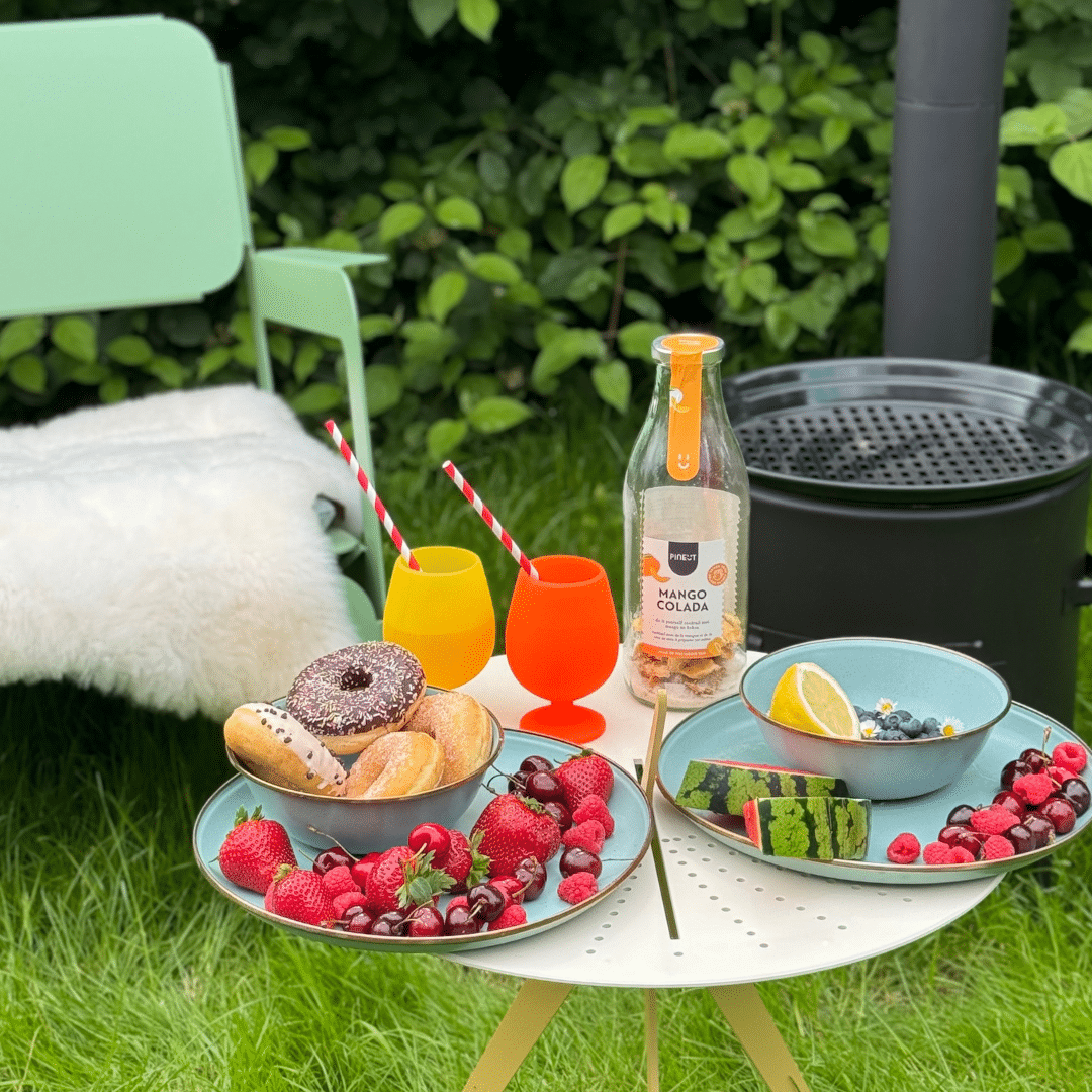 Verschillende hapjes op de zonnewijzer tafel met mango colada