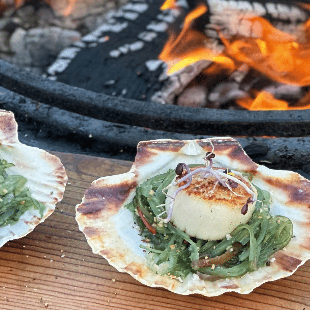 Coquille op een cederhouten rookplankje