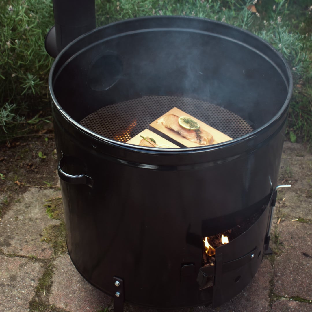 Tablas de ahumado sobre parrilla de briquetas