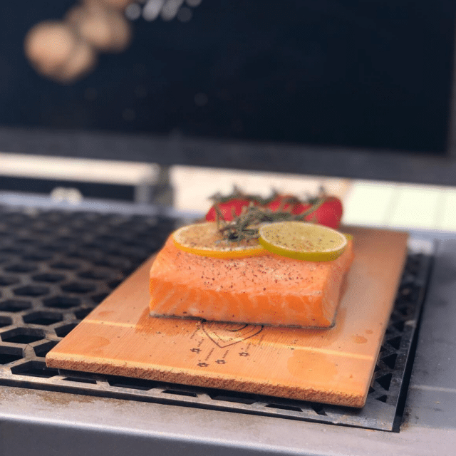 cederhouten rookplankje met zalm