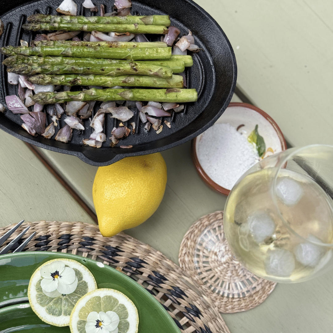 Gegrilde asperges in de grill pan Cast iron