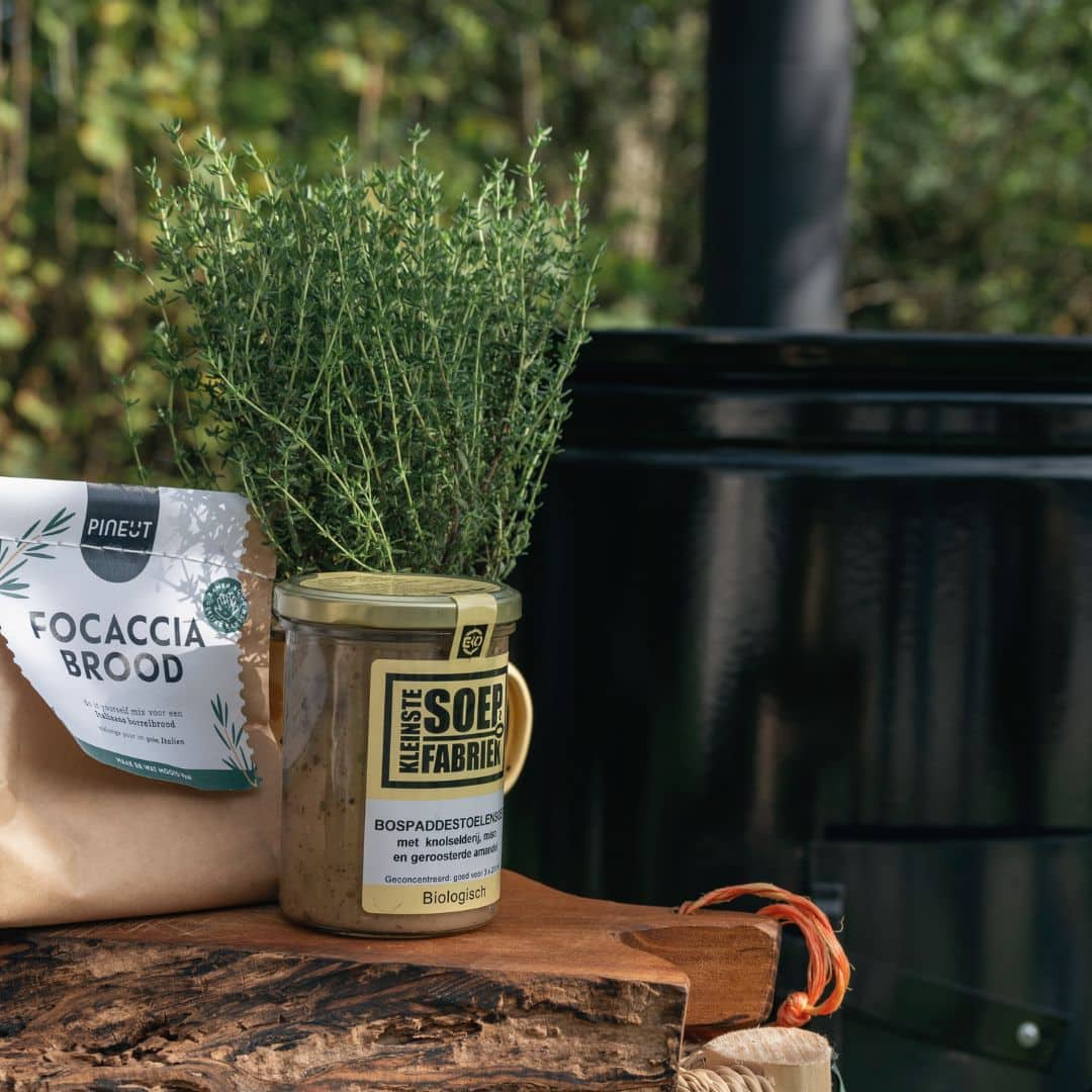 Zupa z grzybów leśnych z chlebem focaccia Pineut Zupa z grzybów leśnych z chlebem focaccia Pineut