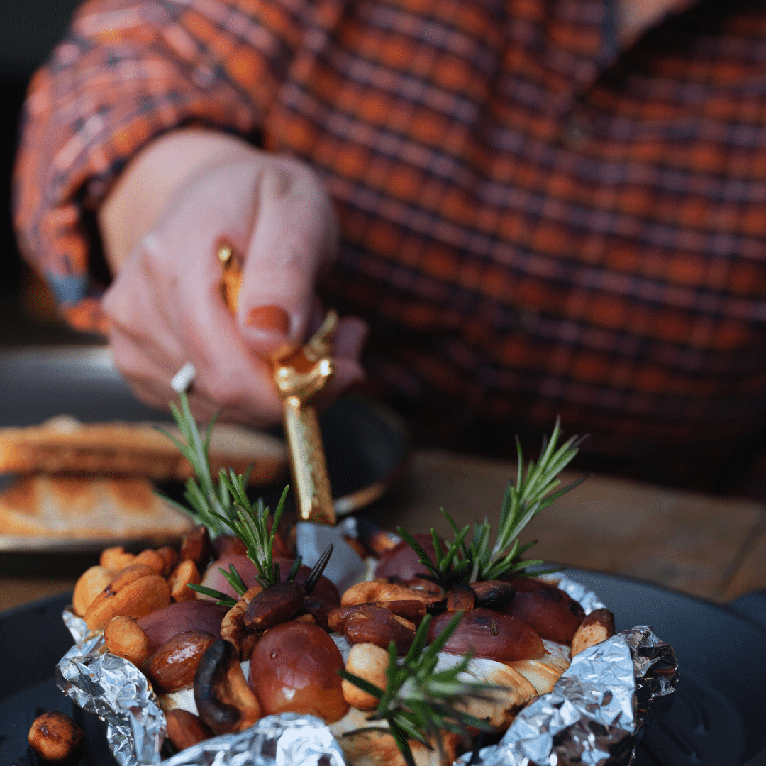 Schneiden von heißem Camembert a la VUUR LAB. Winter Schneiden von heißem Camembert a la VUUR LAB. Winter