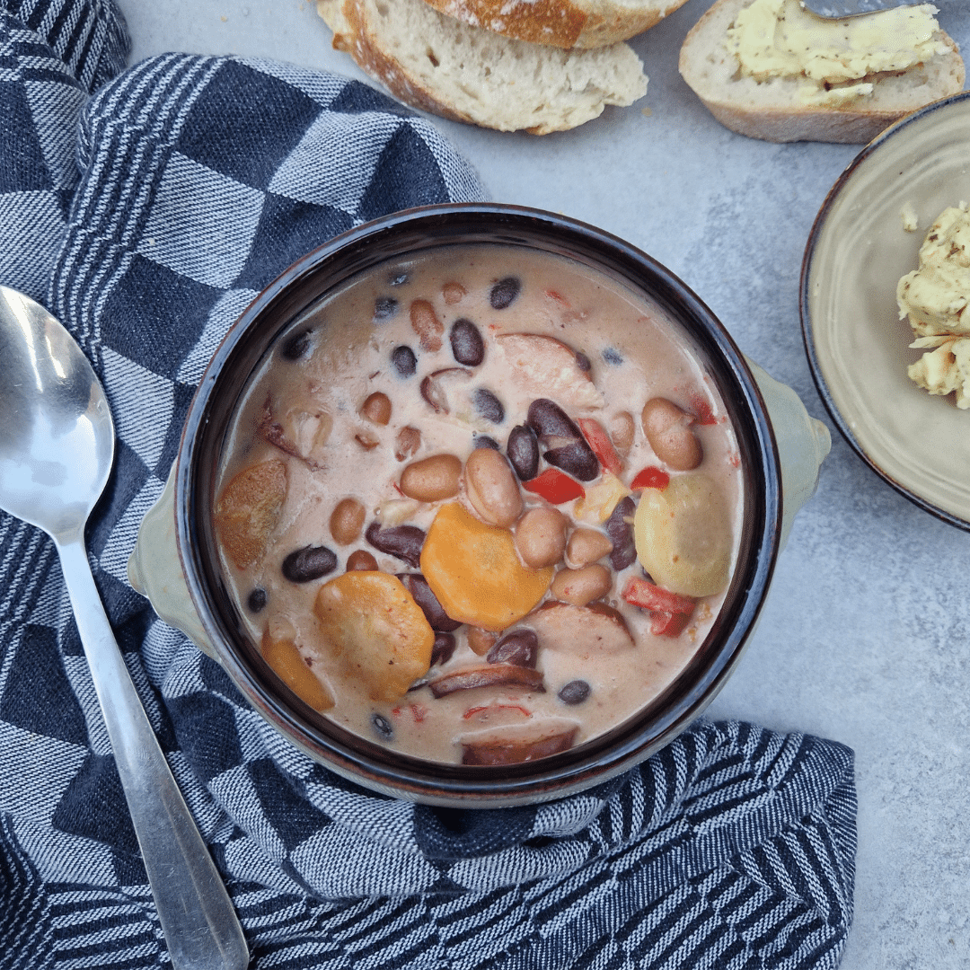 Wintersuppe mit Regenbogenkarotten, Räucherwurst und Bohnen