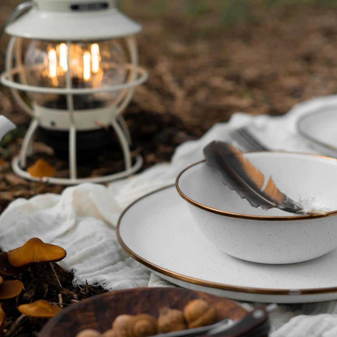 Barebones emaille servies met railroad lantern