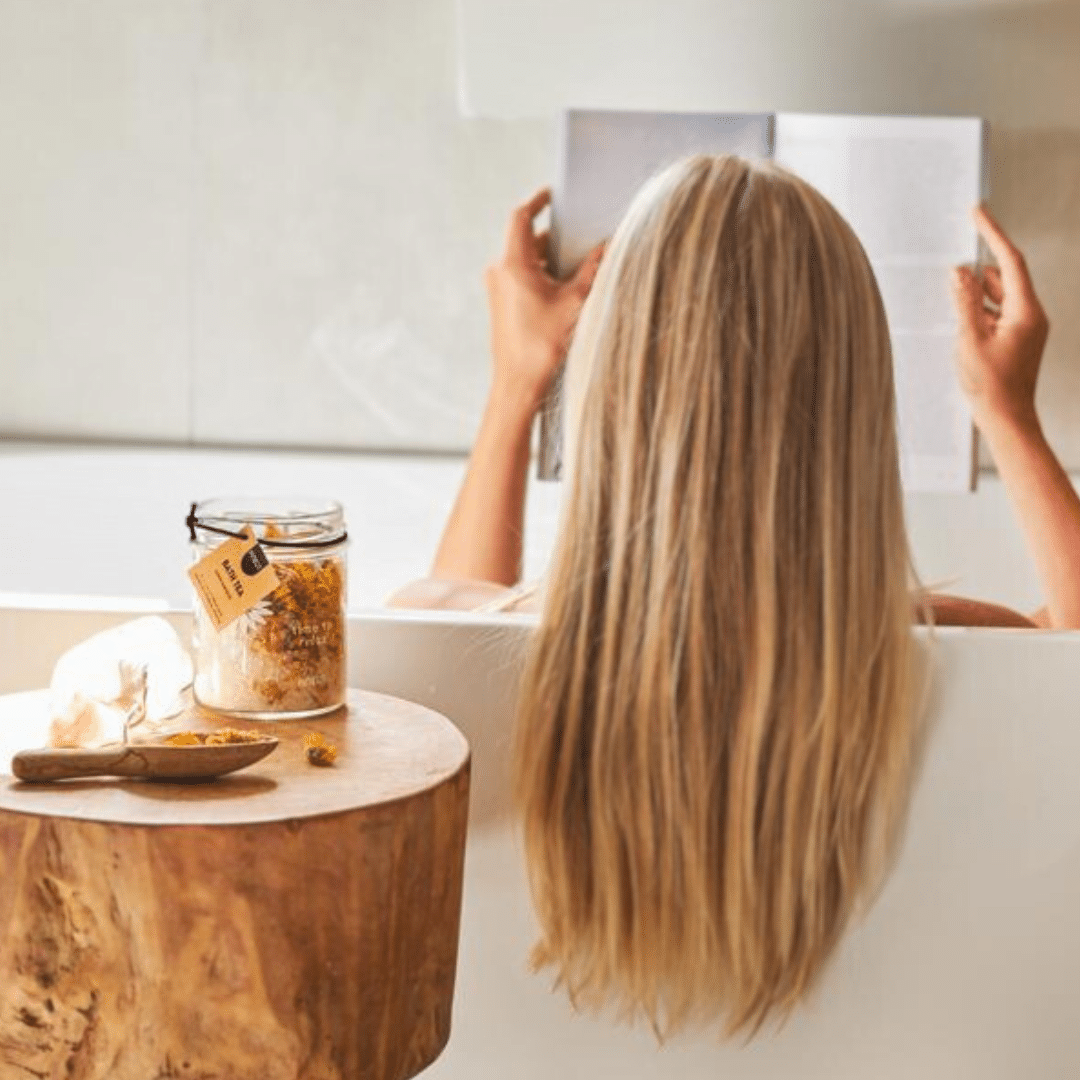 Planen Sie einen Moment der Meditation ein und finden Sie Ruhe mit dem Ambiente des Pineut Badetees Jasmin & Ringelblume