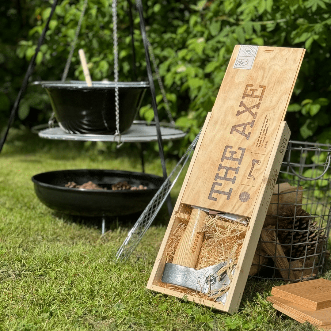 The Axe Wünder in houten krat bij driepoot set