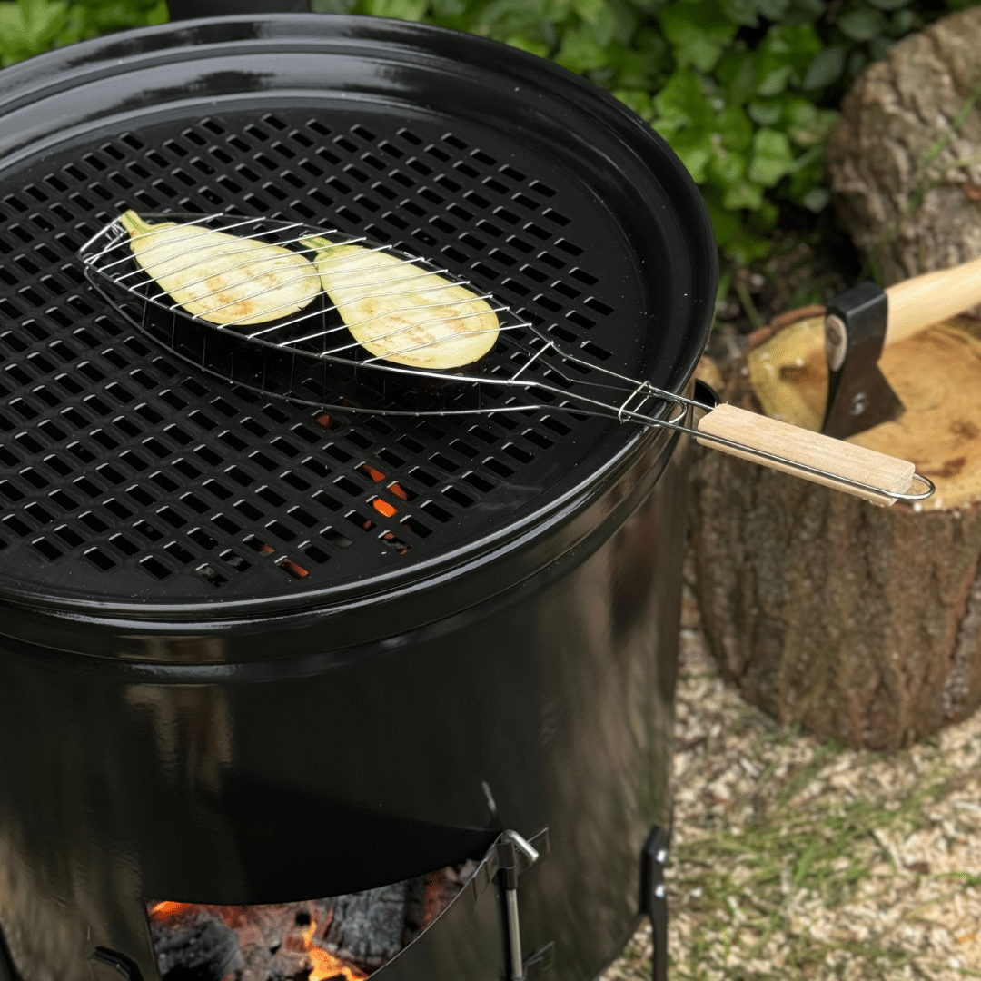 Aubergine in vis grillrooster op BBQ buiten kookkachel
