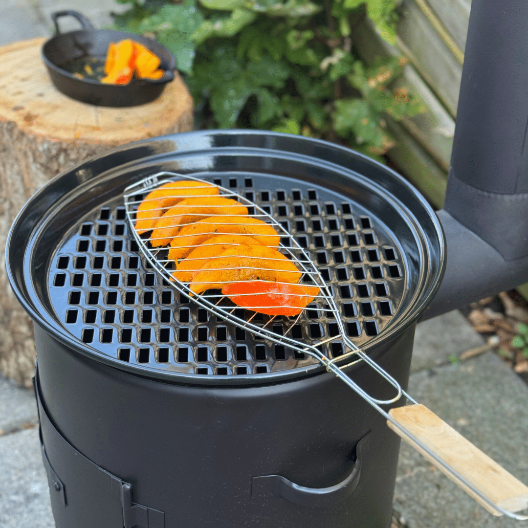 Gewürzkürbis im Rost auf dem Grill BBQ Outdoor-Kochherd