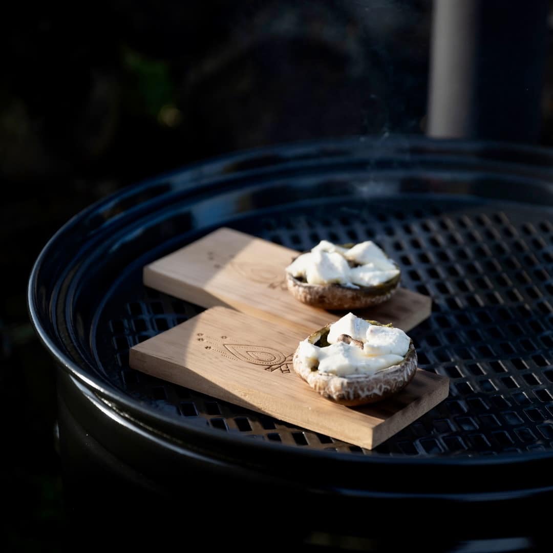 Portobello relleno con queso gorgonzola en la cocina al aire libre