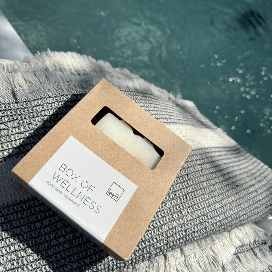 A box of wellness zeepje LEEFF bij de hottub