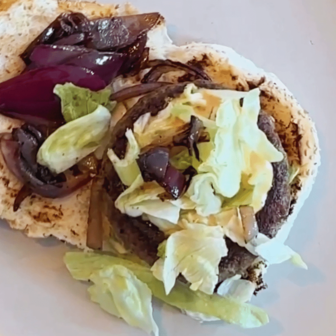 Black-Angus-Burger mit Hamburger-Sauce und Kesbeke-Gurke