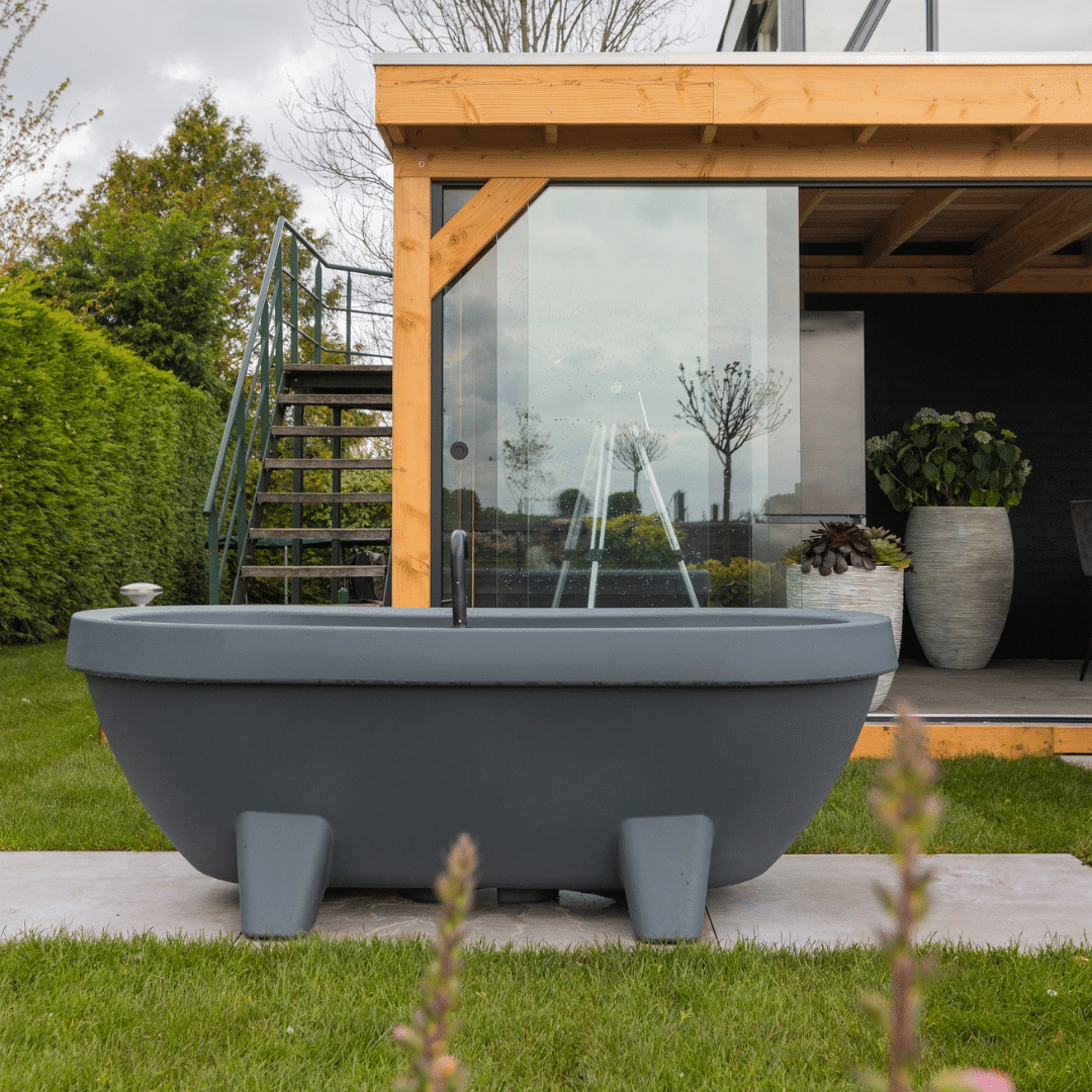 Gardentub antraciet met kraan in de Grote Tuinverbouwing SBS 6 Gardentub antraciet met kraan in de Grote Tuinverbouwing SBS 6