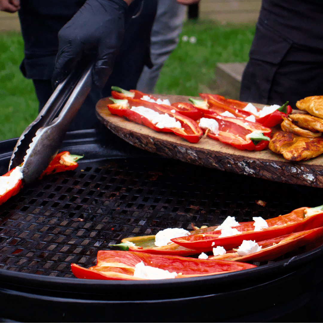 Gevulde paprika met geitenkaas en kip grillrooster VUUR LAB. XL BBQ Buiten kookkachel