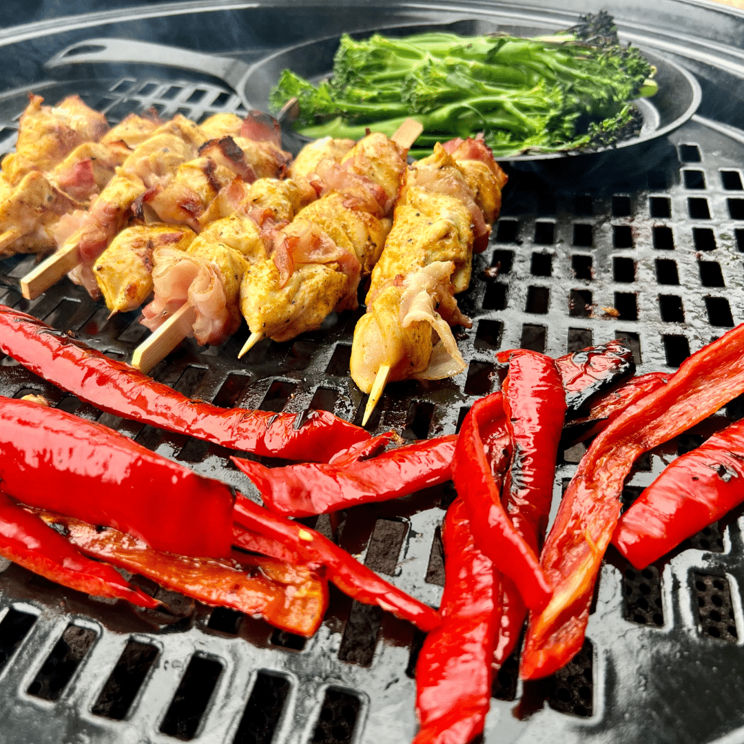 Smakelijke kip op een stokje van de BBQ buiten kookkachel XL Smakelijke kip op een stokje van de BBQ buiten kookkachel XL