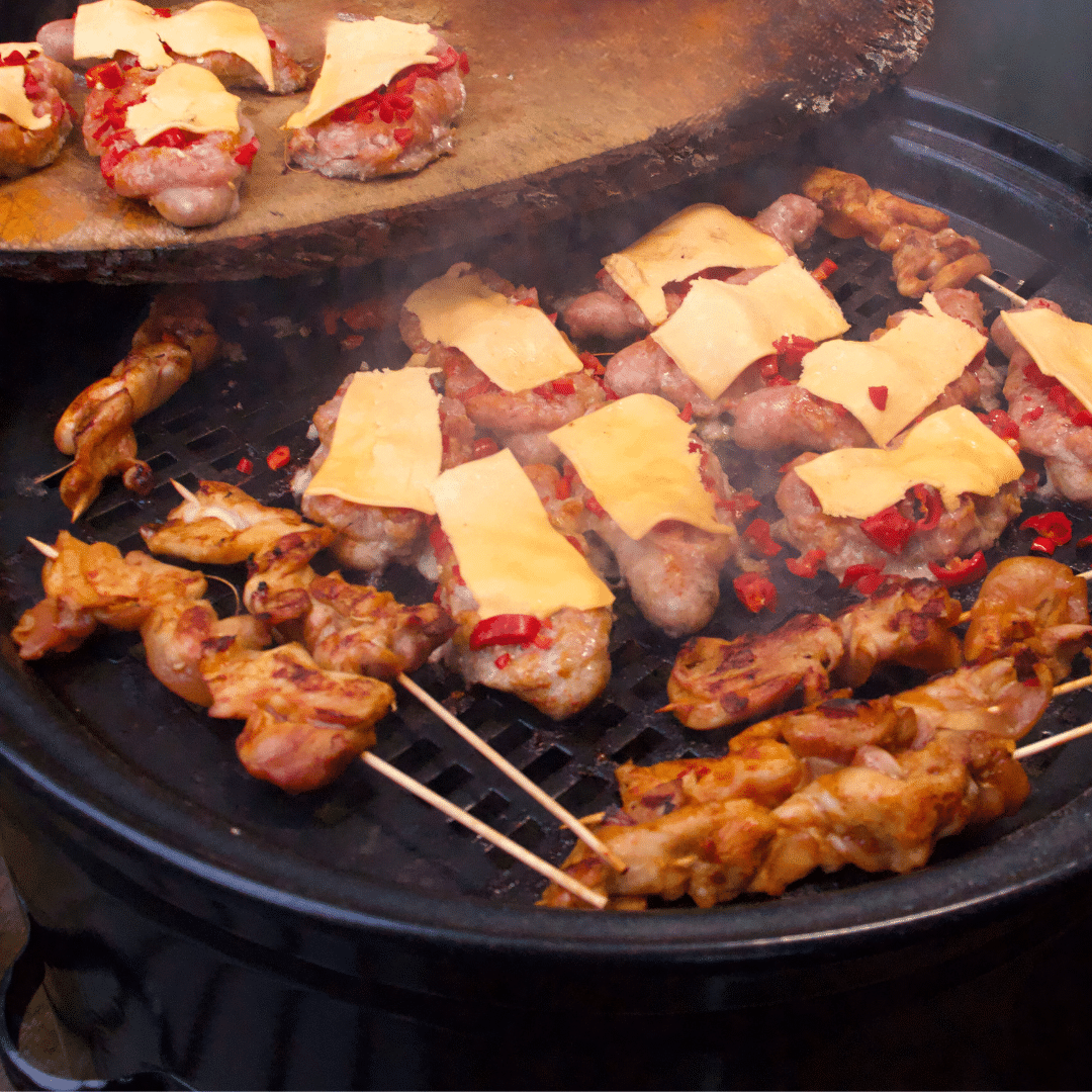 Worstjes met chili peper en chedar kaas grillrooster VUUR LAB. XL BBQ Buiten kookkachel