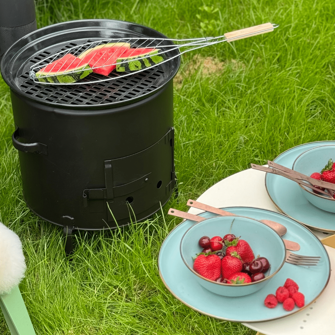 BBQ-spisen för utomhusmatlagning-med-vattenmelon