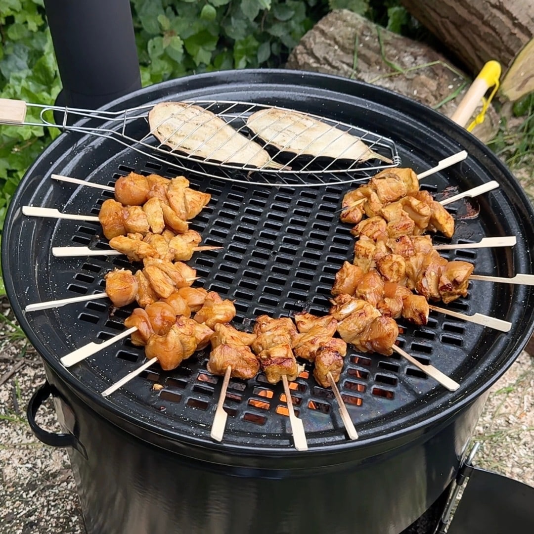 Kipspiesjes met aubergine op het grillrooster