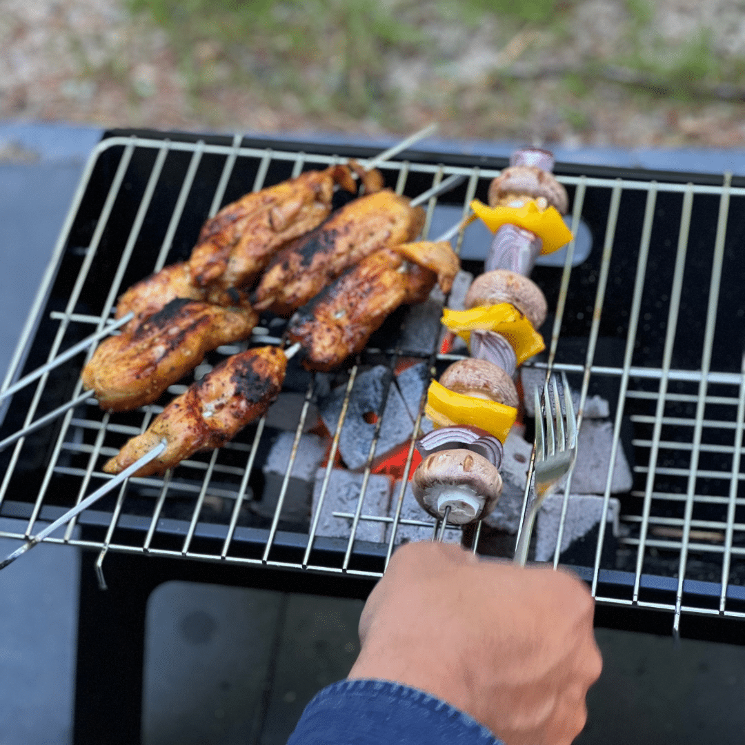Opvouwbare BBQ met kokosbriketten sate en groentespies